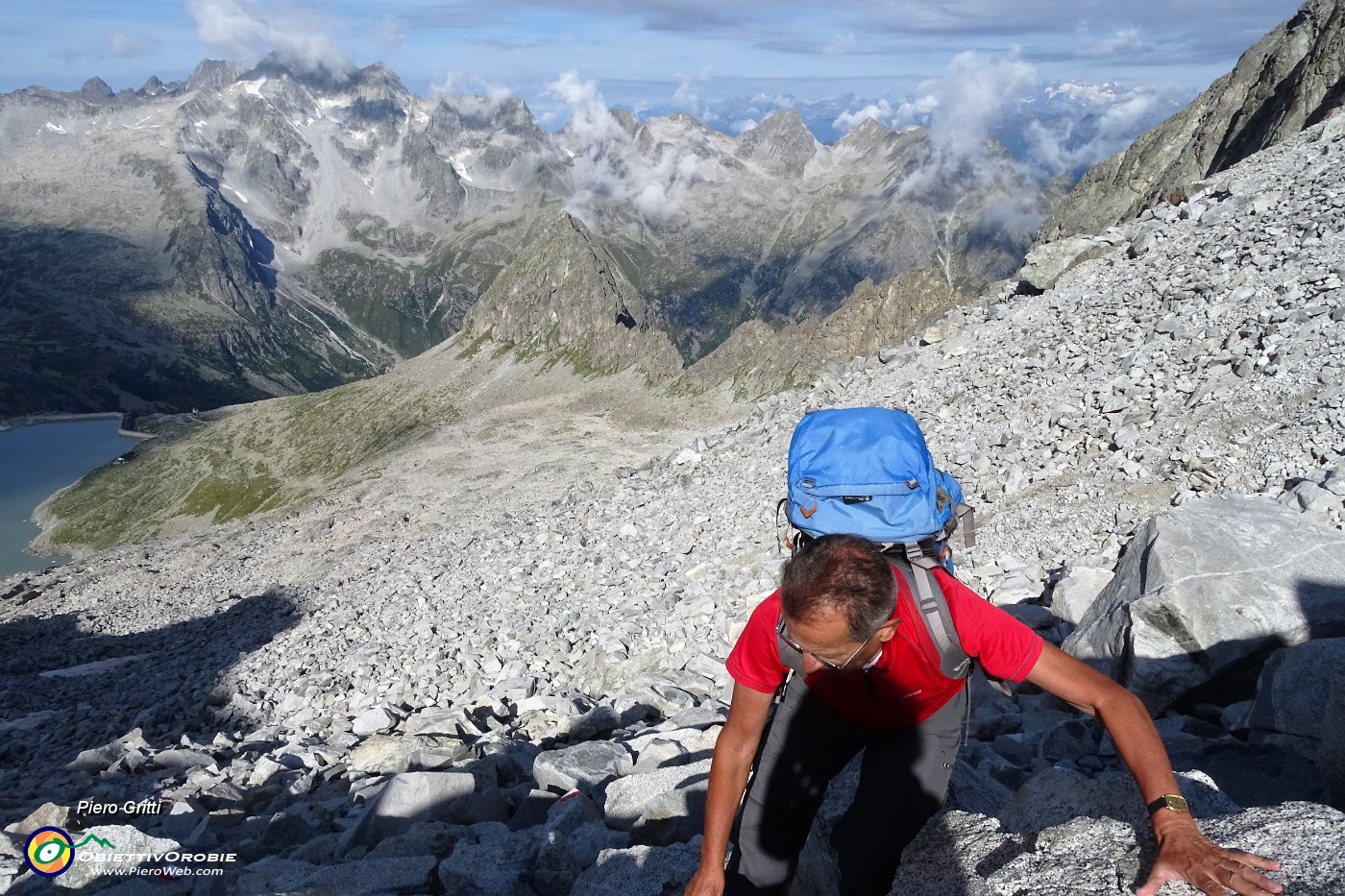 80 Si cammina su pietraia, aiutandosi spesso con le mani.JPG